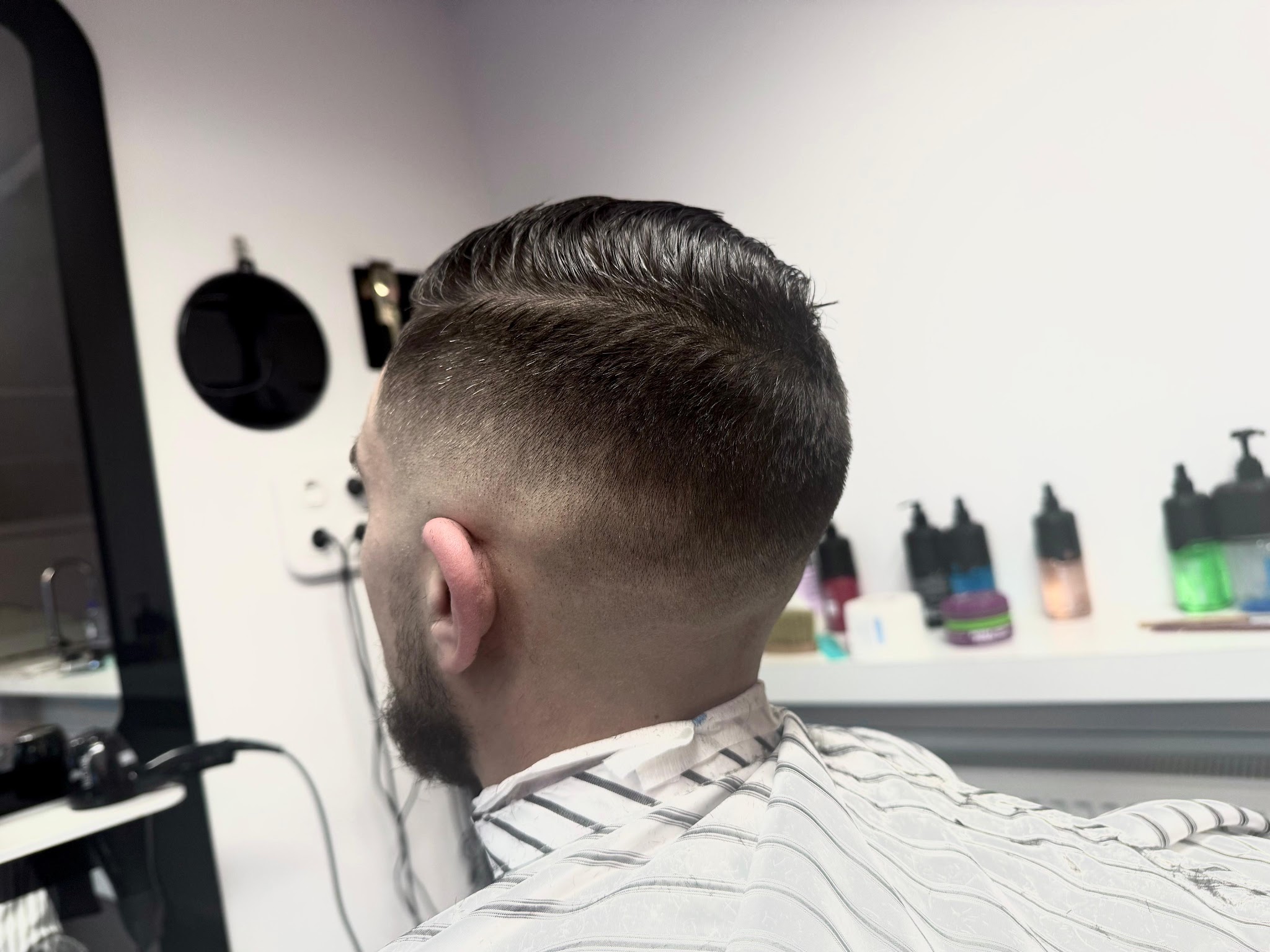 Korte fade van achteren, met het productenschap op de achtergrond