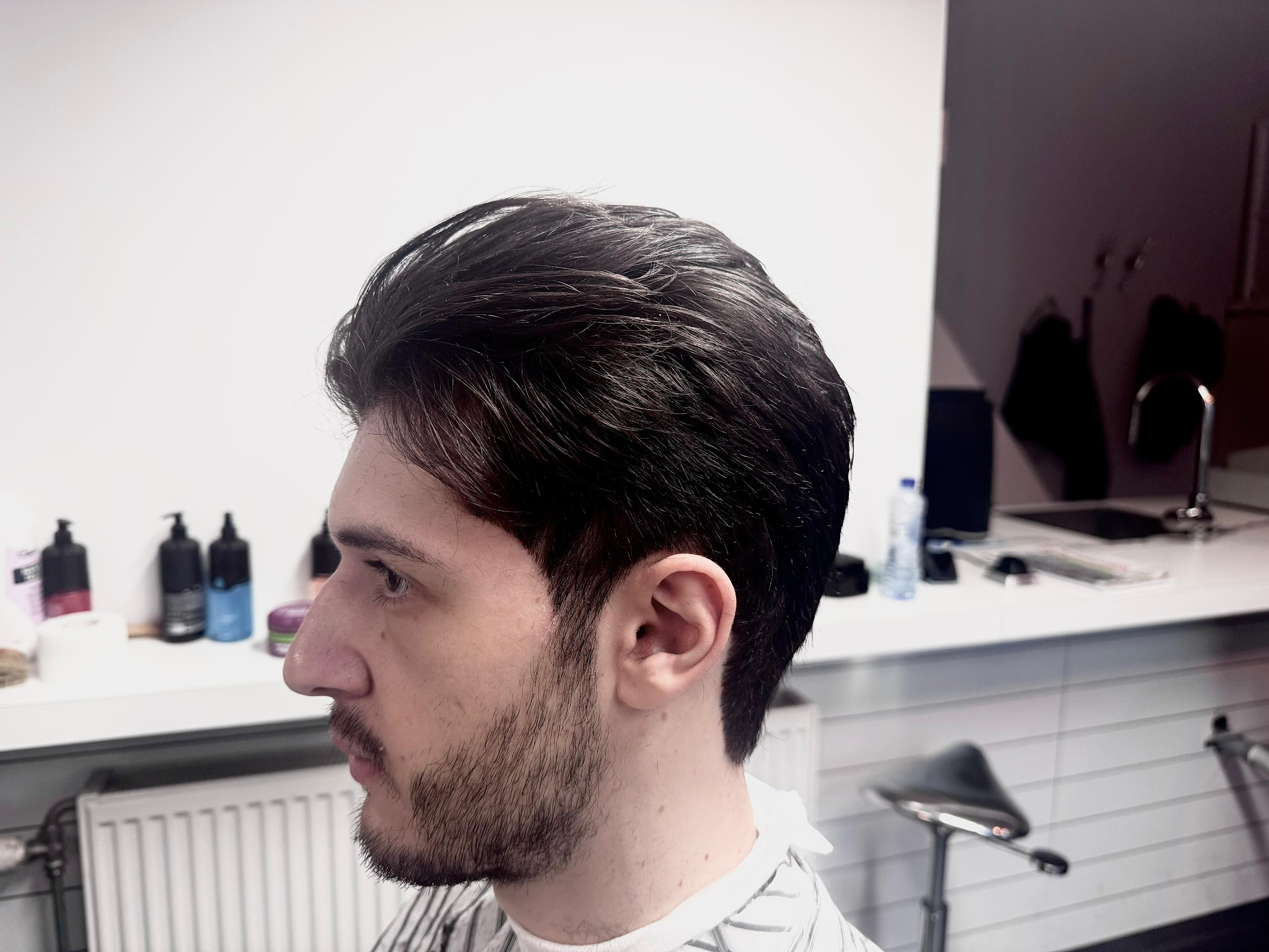 Volume naar achteren gekamd met een verzorgde baard